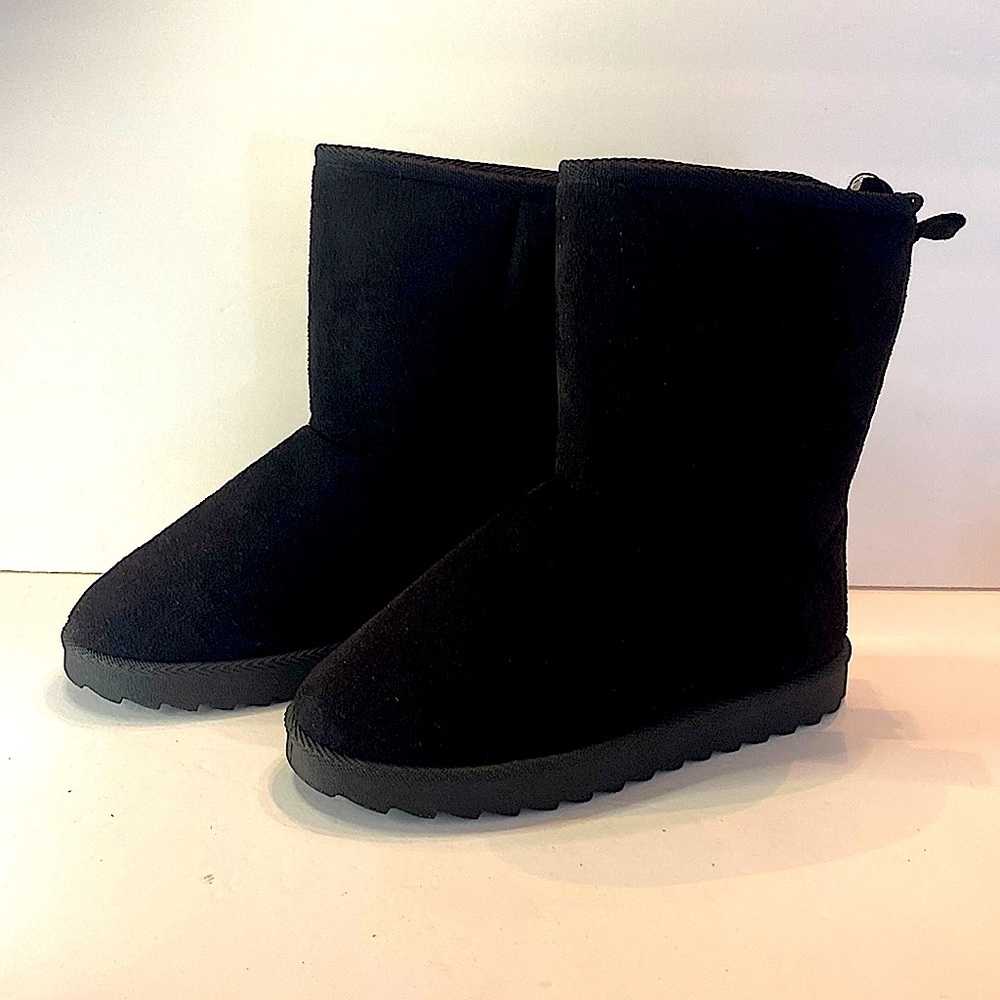 NEW JUST BE BLACK SIZE 5/6 WINTER BOOTS